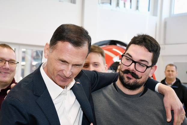 Novska: Predsjednički kandidat Dragan Primorac obišao je tržnicu i poduzetnički inkubator