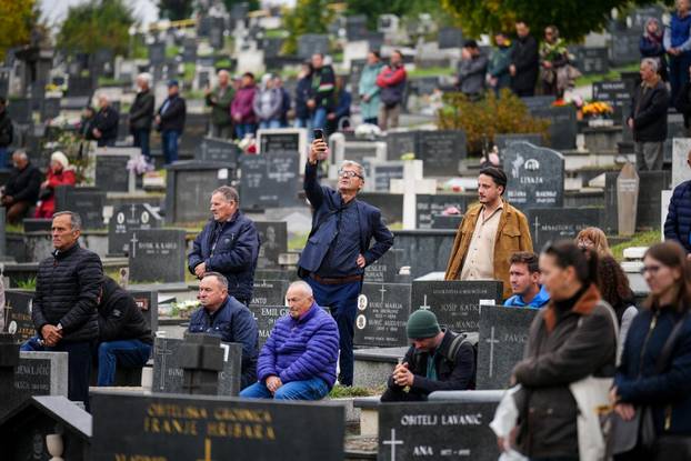 Sarajevo: Posljednji ispraćaj Halida Bešlića na gradskom groblju Bare