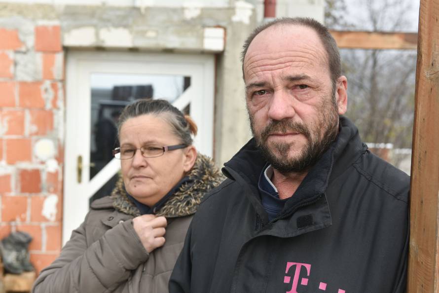 Potres im uzeo dom: S trojkama u kontejneru čekamo Božić