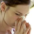Prirodni načini odčepljivanja nosa: Pomažu para od češnjaka, oblozi, ali i položaj spavanja