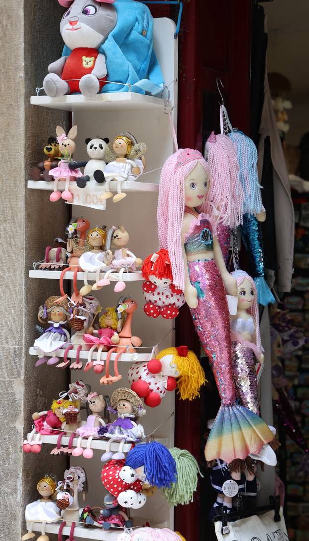 Šibenik: Ponuda suvenira u suvenirnici