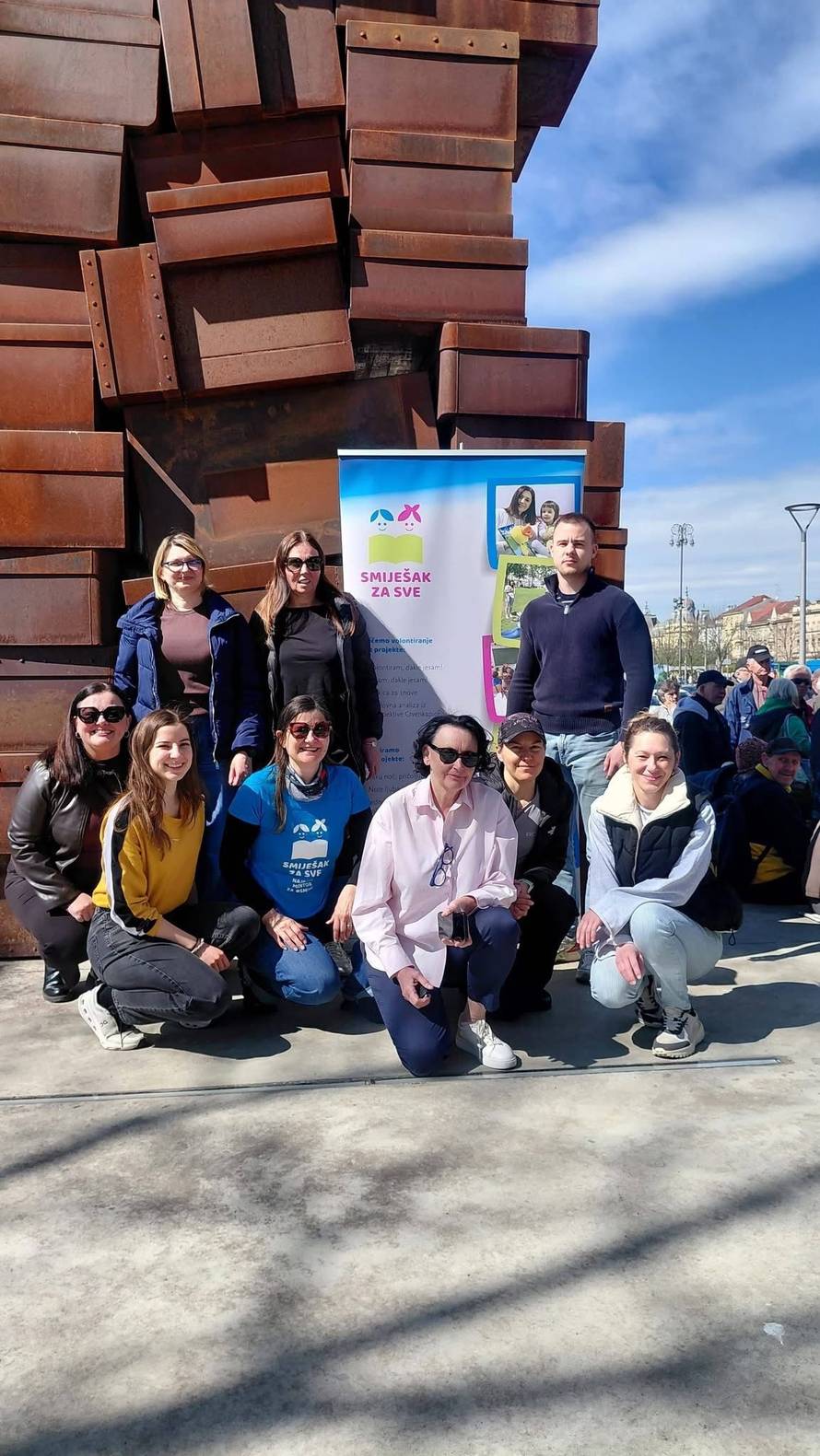 FOTO Udruga 'Smiješak za sve' zagrebačkim beskućnicima podijelila 250 porcija janjetine