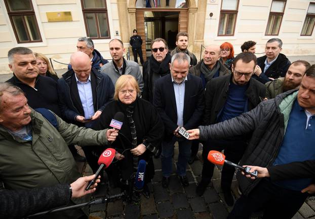 Zagreb: Gradska oporba ispred zgrade Vlade održala konferenciju za medije