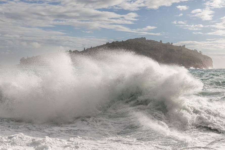 Dubrovnik: Potraga za tijelom muškarca kojeg su povukli valovi je obustavljena