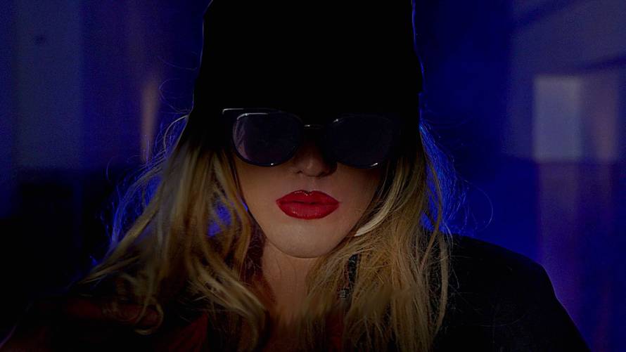 Ljuti fanovi provalili u školu: Blogericu pogodili suzavcem!