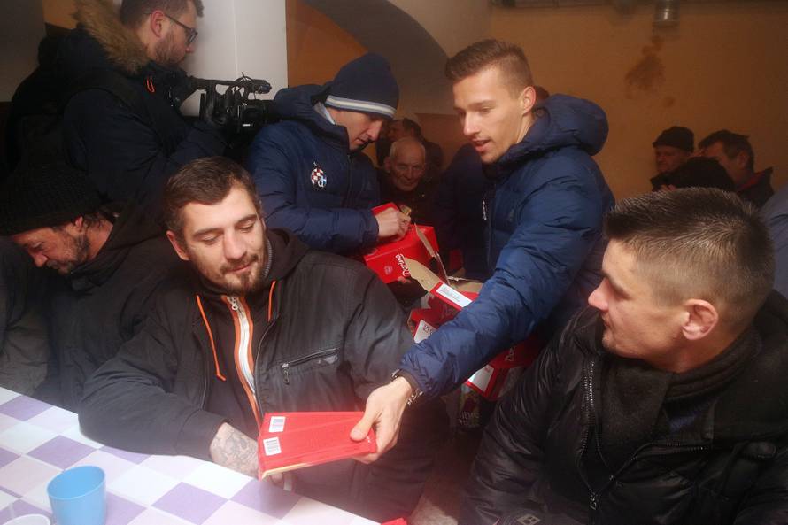 Zagreb: NogometaÅ¡i Dinama podjelili poklone i tople obroke korisnicima puÄke kuhinje