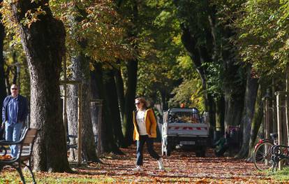 Jesenske boje u Karlovcu: Djeca i odrasli uživali u šetnji parkom