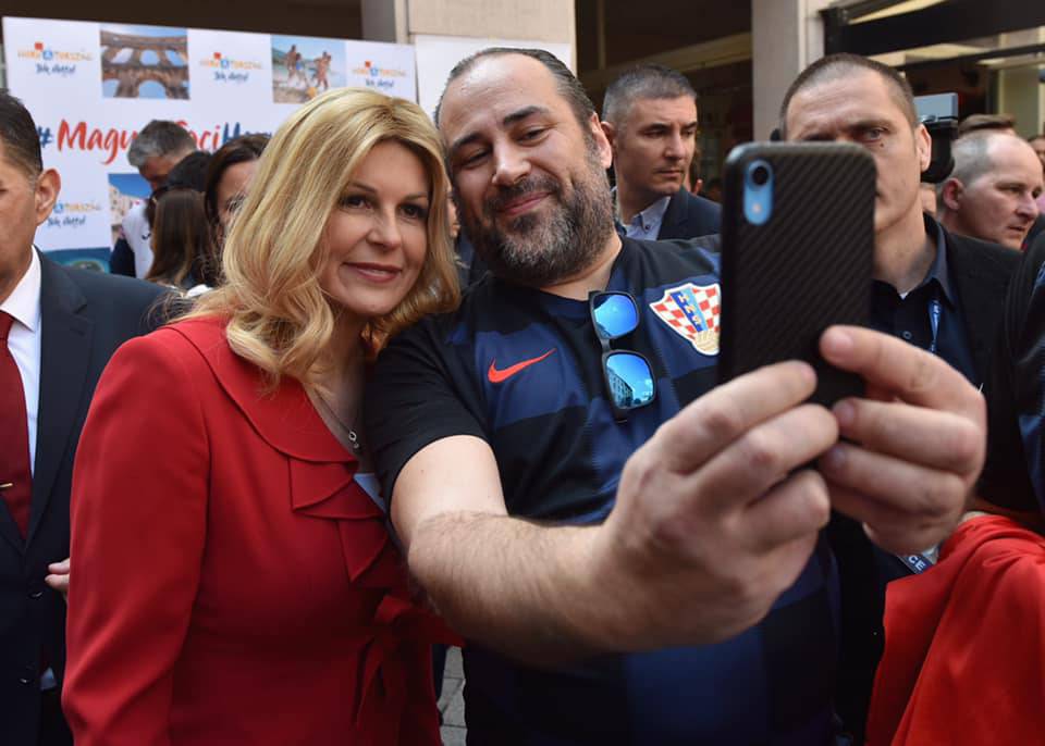 Kolinda se slikala s navijačima pa otišla na navijačku tribinu