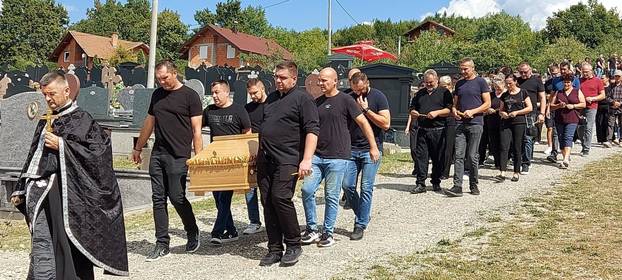 FOTO TUGA U KOTOR VAROŠU Pokopali Draganu (34) koja je poginula u buktinji kod Omiša