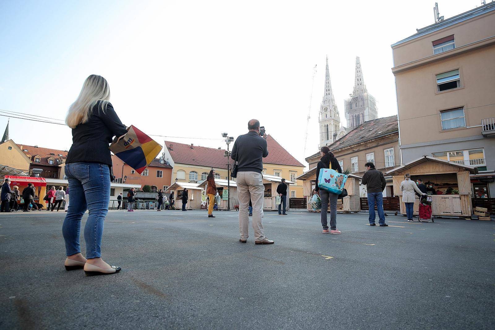 Zagreb: Za kupovinu na Dolcu čeka se u kilometarskoj koloni