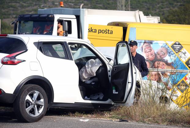 Prometna nesreća kombija i osobnog automobila nedaleko Šibenika