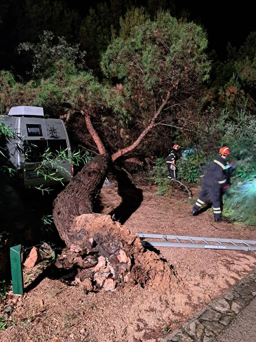 VIDEO Munje 'parale' nebo, na Cresu vatrogasci izvlačili ljude iz kombija na koji se srušio bor