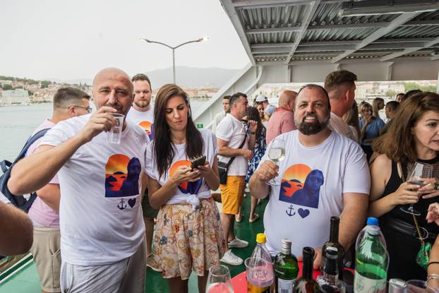 Split: Koncert u čast Oliveru Dragojeviću  na trajektu za Velu Luku