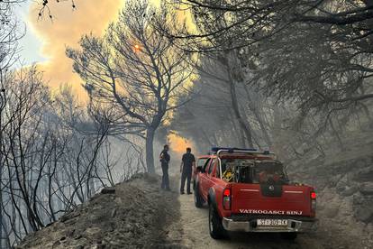 FOTO Ovako izgleda požarište u Solinu: S vatrom se bori više od 100 vatrogasaca i 4 kanadera