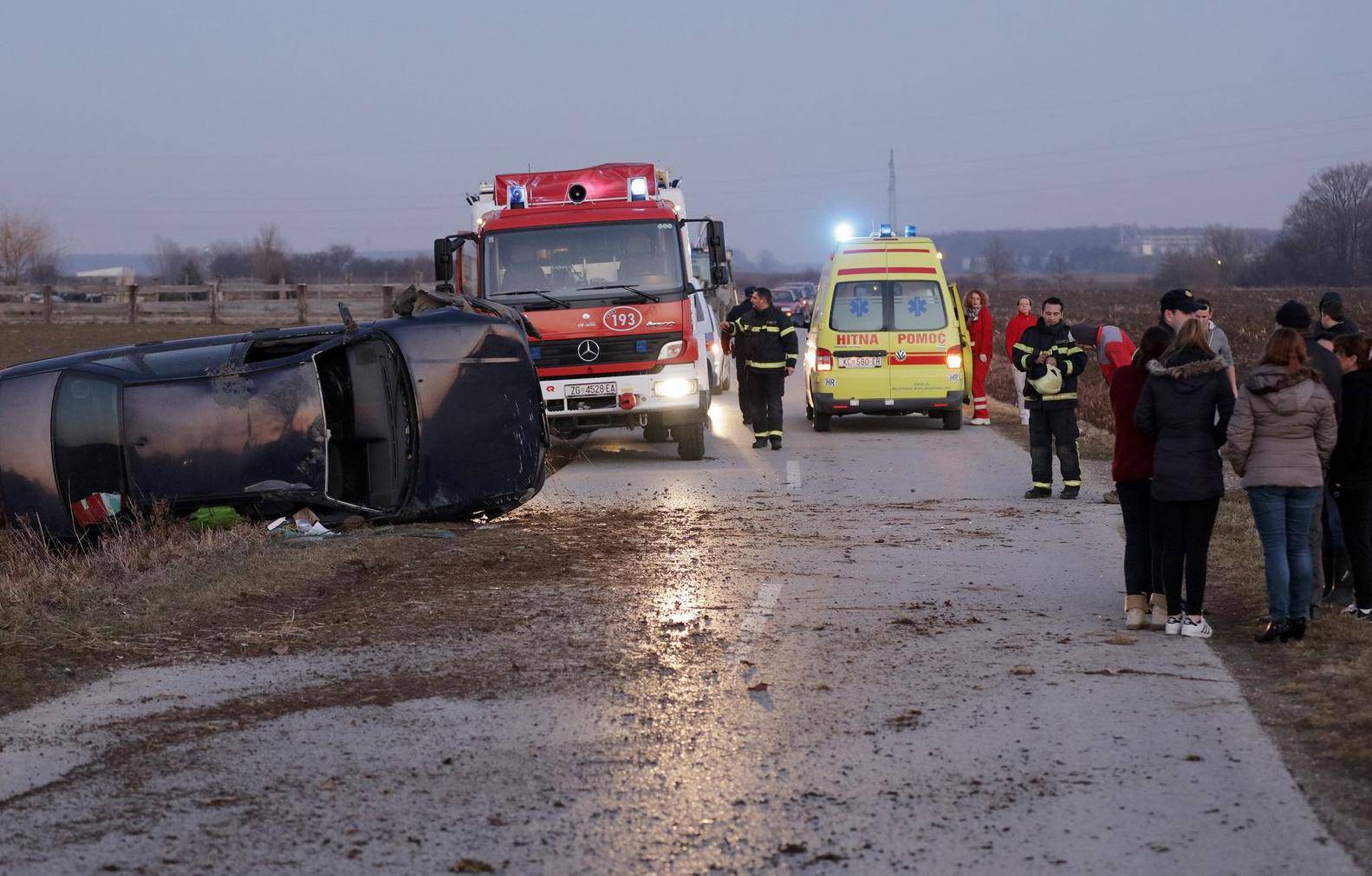 Teška nesreća: Mještani, Hitna i vatrogasci spašavali vozača