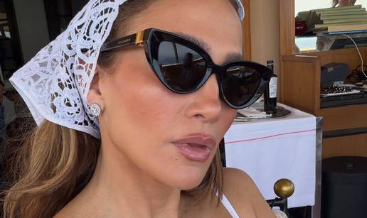 FOTO J.Lo, sve ti se vidi! Stavila maramu na glavu, otkrila grudi
