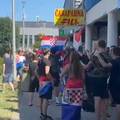 VIDEO Pred koncert Thompsona Zapre&scaron;i&cacute;em odjekuju usta&scaron;ke pjesme. Zapaljene su i baklje...