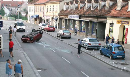 Pijan sletio autom s ceste, udario Matiz i pao na krov