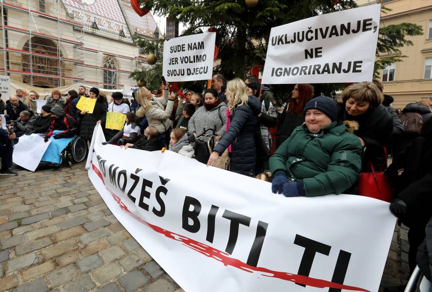Zagreb: Prosvjed na Markovom trgu Udruge obitelji djece s teškoćama u razvoju "Sjena"