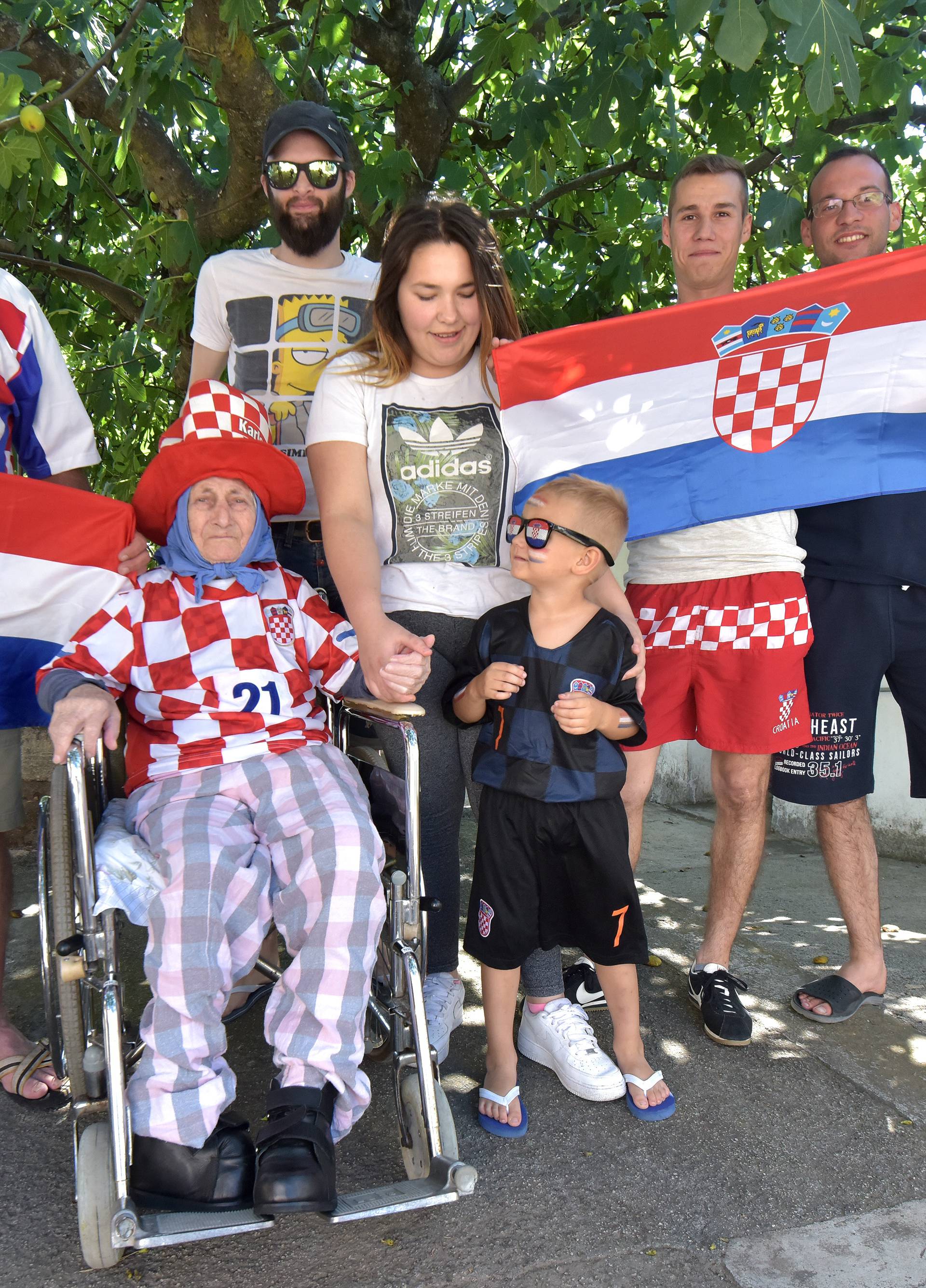 Baka Milka (97) navija: 'Jesu Vatreni dali gol? Natoči vina!'