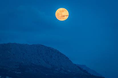 Split: Pogled na izlazak punog Mjeseca iznad planine Perun