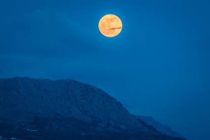 FOTO Pogled na izlazak punog Mjeseca iznad planine Perun