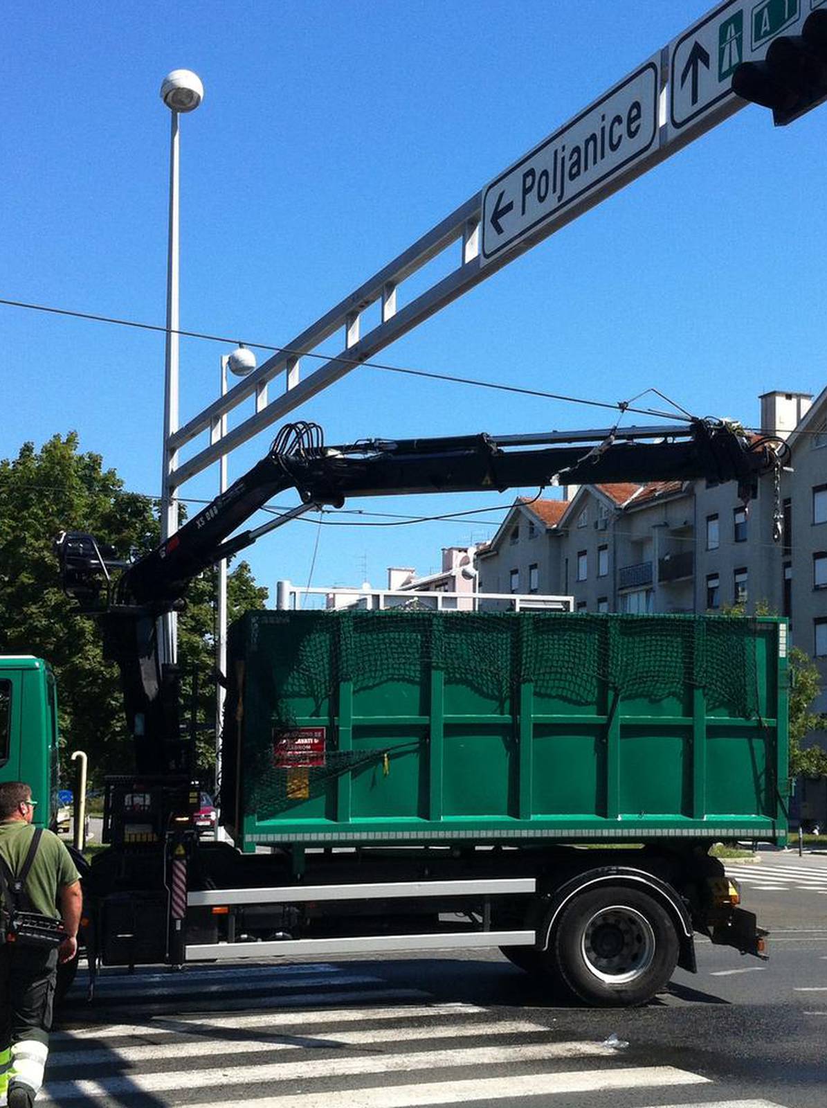 Kamion zagrebačkog holdinga potrgao žice, kolaps u Dubravi