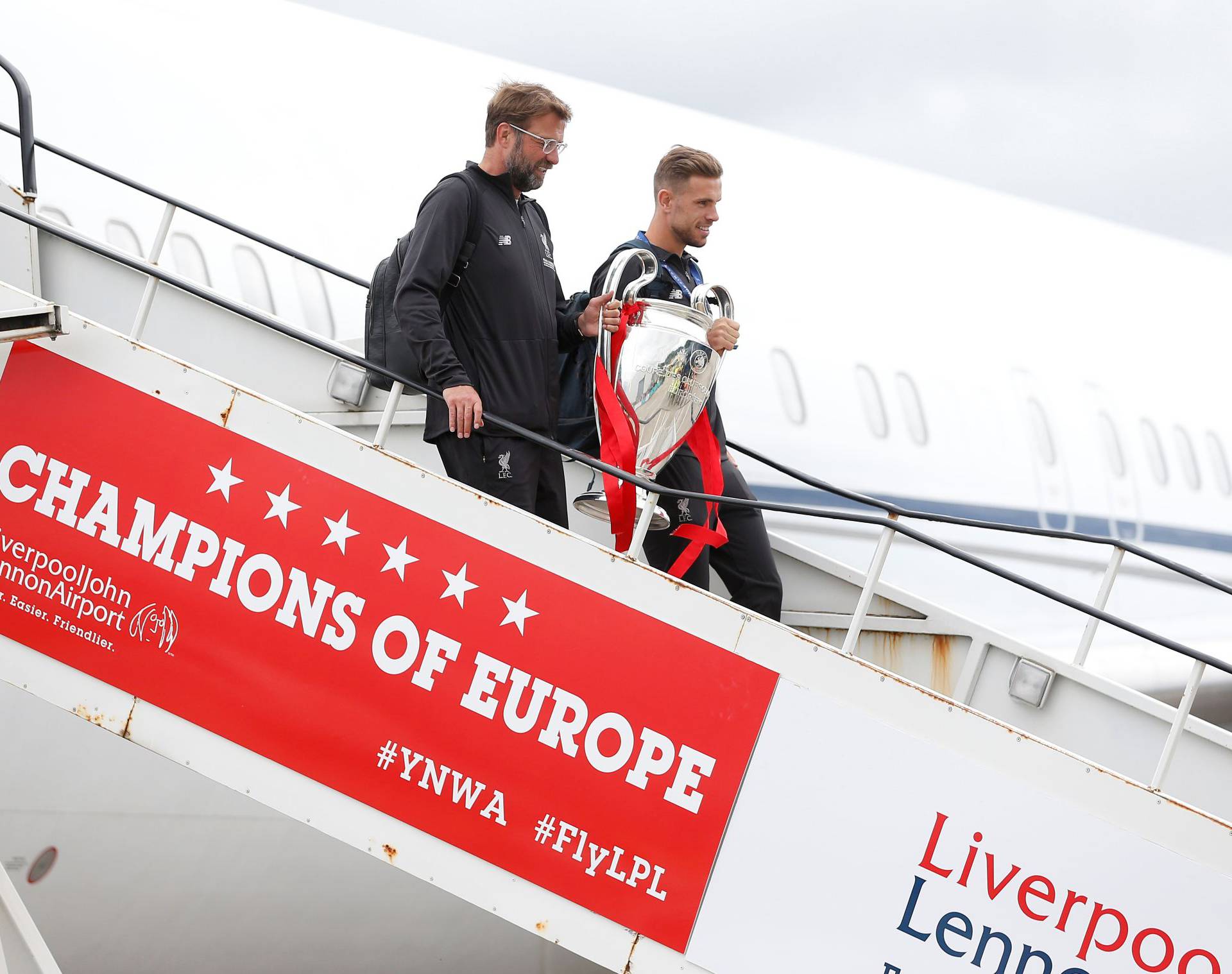 Šampion Liverpool došao kući, spektakularna parada u gradu