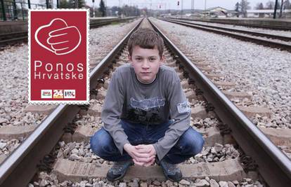 Dječak (15) je zaustavio vlak i spasio autobus pun vršnjaka