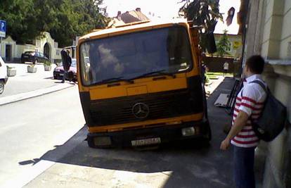 Kamion propao kroz daske i kotačem upao u šaht