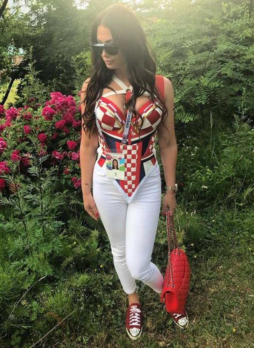Podrška Vatrenima: Ivana Vida 'okida' seksi selfije po Rusiji