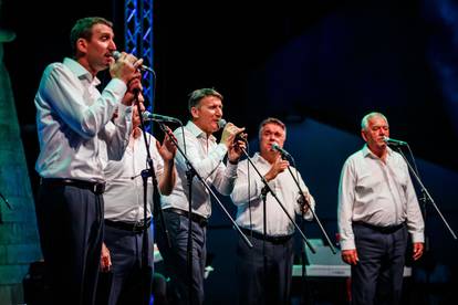 FOTO Tomislav Bralić i klapa Intrade održali koncert 'Da mi je sad' u čast Oliveru Dragojeviću