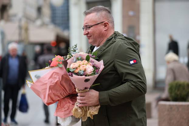 Zagreb: Na Valentinovo muškarci kupuju cvijeće za svoje partnerice kao znak ljubavi