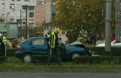 Zagreb: Na Mostu mladosti autom se zaletio u stup