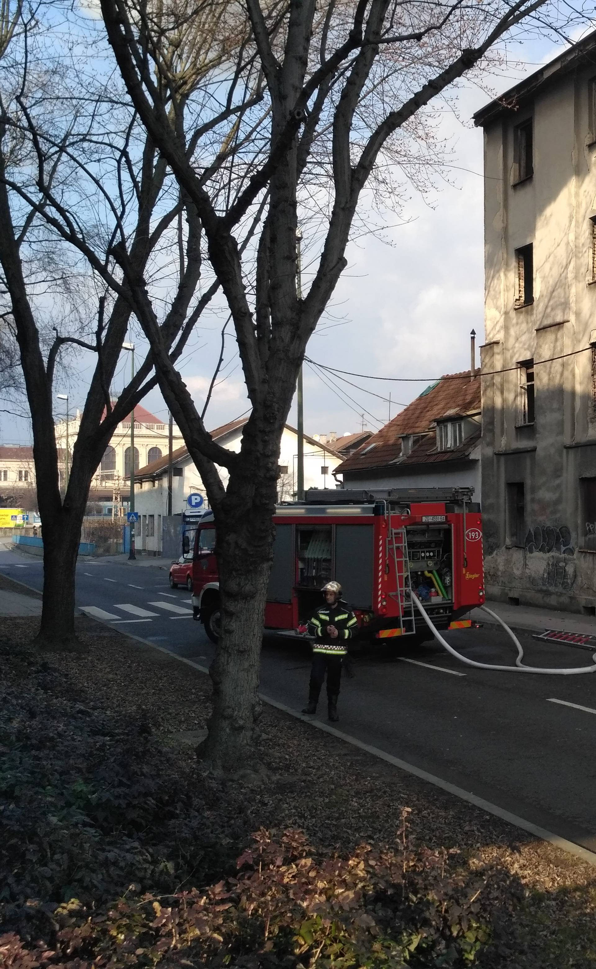 Stiglo pet vatrogasnih vozila: Gori smeće u zgradi u Zagrebu