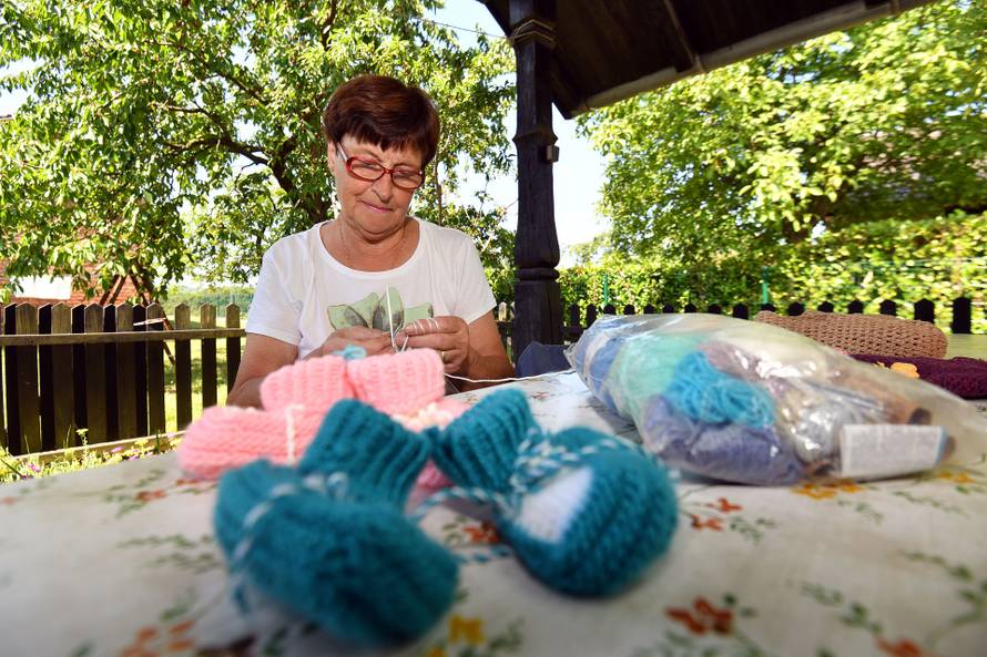 Frkanovec: Julijana Zadravec plete papučice 