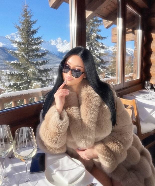 FOTO Nije joj hladno! Bujna Slavonka se u oskudnom badiću penje po snježnim planinama