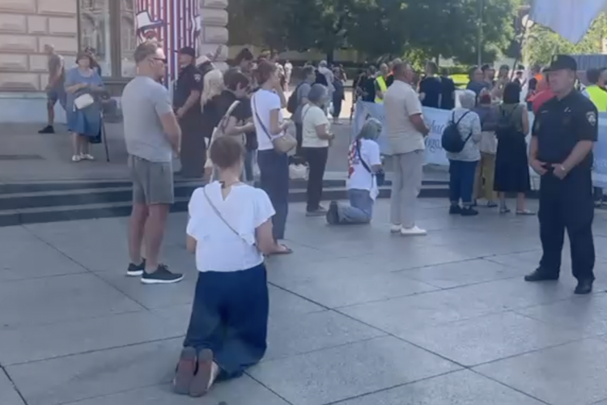 Na glavnom zagrebačkom trgu muškarci ponovno kleče i mole