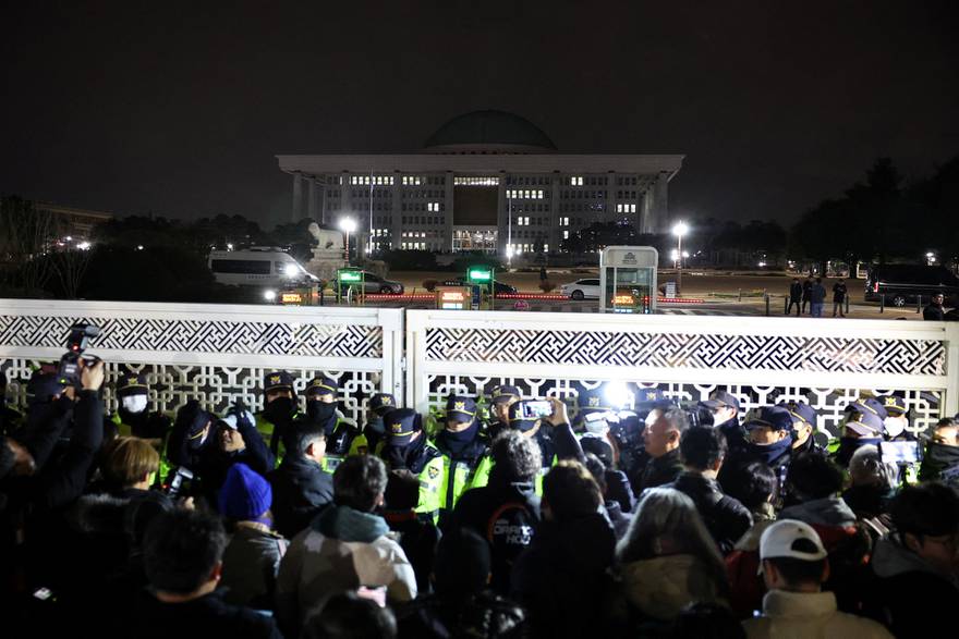 Državni udar u Južnoj Koreji?! Proglasili ratno stanje, izbili sukobi. Vojska u parlamentu!