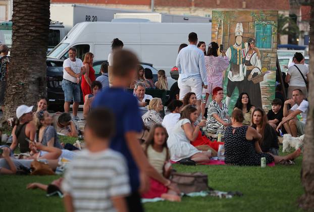 Vela Luka: Ljudi se okupljaju i pripremaju za koncert "Trag u beskraju"