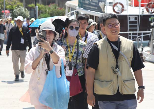 Šibenik: Po najve?oj temperaturi turisti razgledavaju ljepote grada