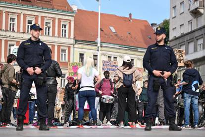 Poznata zagrebačka aktivistica na Trgu poručila moliteljima: 'Mole krunicu, sanjaju djevicu'