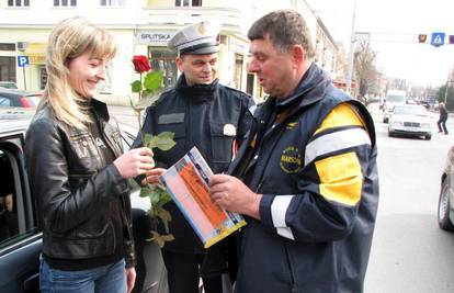 'Dan žena': Policija i HAK vozačicama darivali ruže