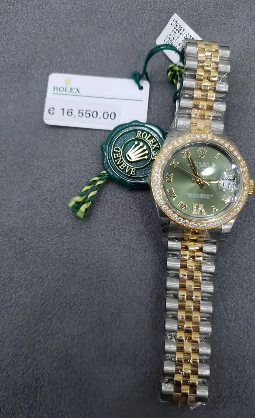 FOTO Radnica aerodroma kupila nove grudi i Rolex: Bandi  pomogla prošvercati milijune funti