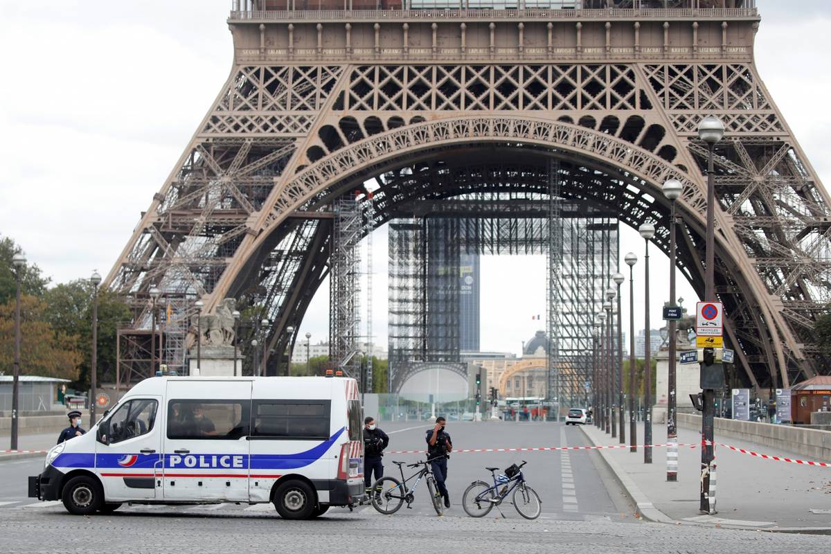 Kaos u Parizu: Evakuirali ljude kod Eiffela zbog dojave o bombi