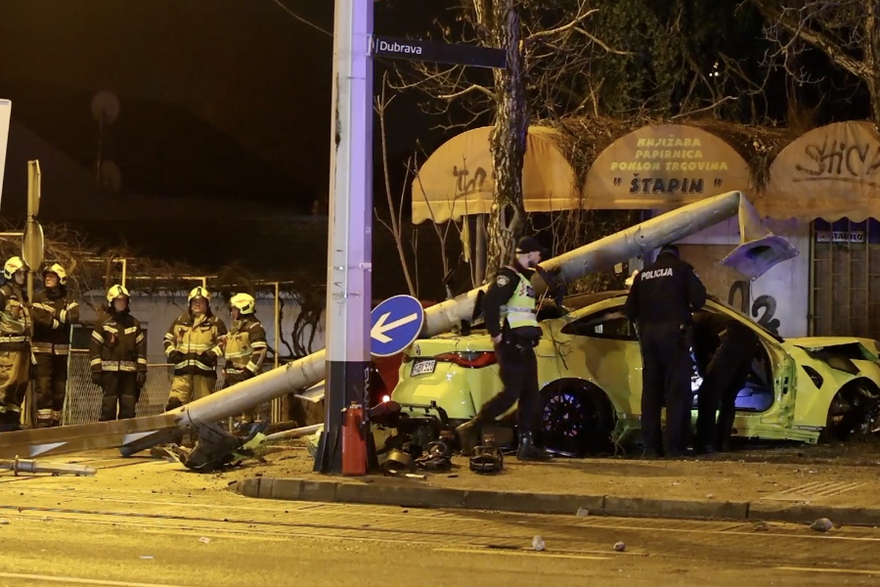 Te&scaron;ka nesre&cacute;a u Zagrebu, BMW udario u semafor i hidrant. 'Ovako ne&scaron;to jo&scaron; nisam vidio'