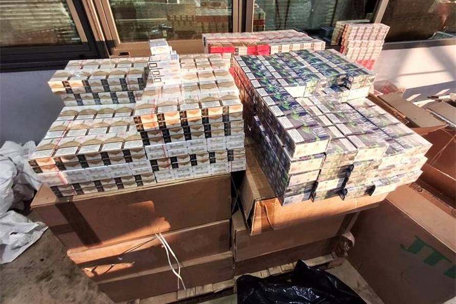 FOTO Šverceri cigareta 'pali' na granici sa Srbijom: Evo što su sve skrivali u svom kamionu
