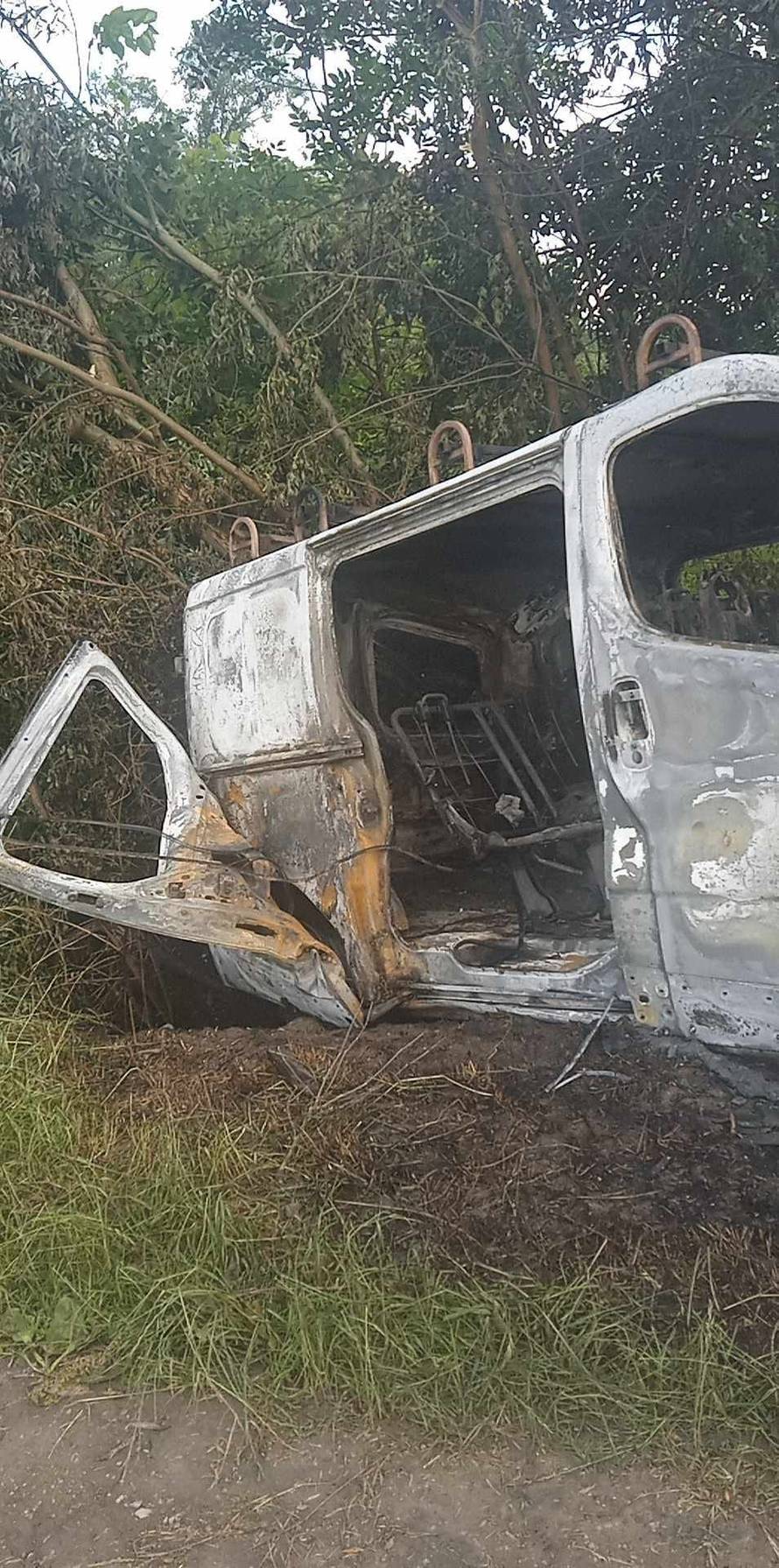 FOTO Zapalio se kombi koji je vozio migrante: 'Sletjeli su mi ispred kuće i probili ogradu'
