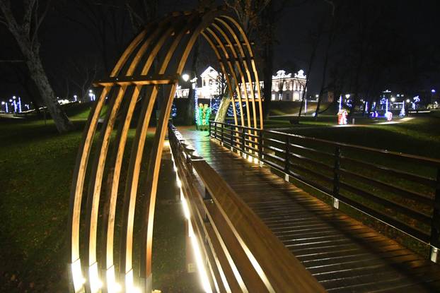 Virovitica: Središte grada sjaji  u blagdanskom ozračju jer traje manifestacija Advent u Virovitici