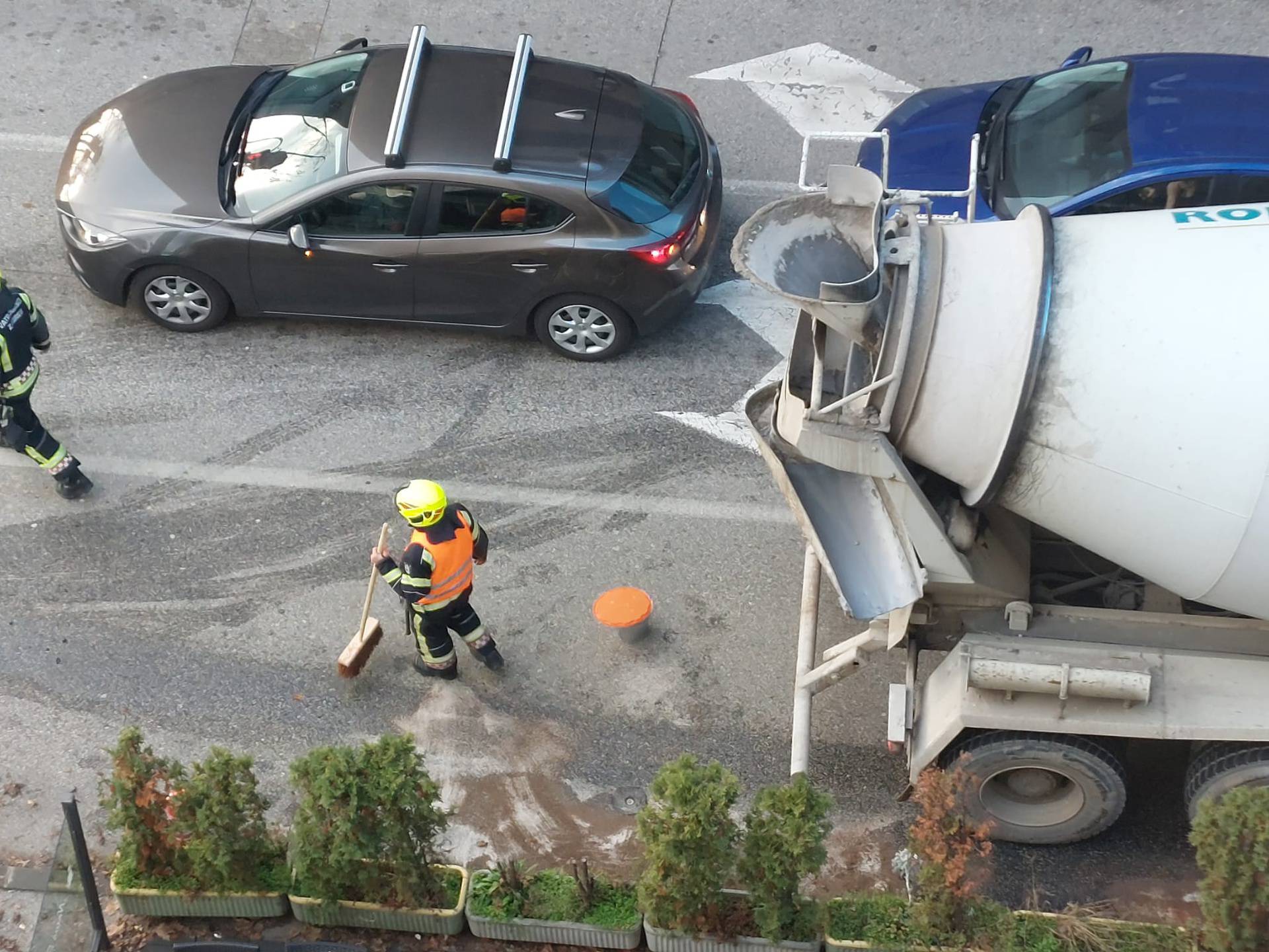 Tramvaj se sudario s mješalicom u Zagrebu: 'Nešto je iscurilo'